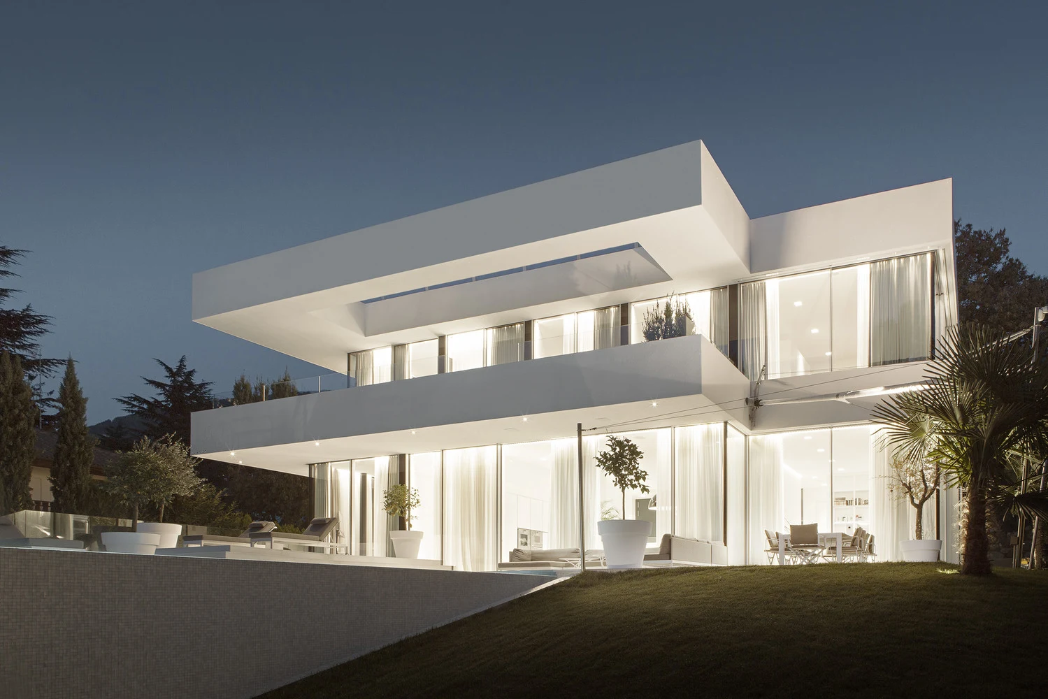 Helle Architektur mit verputzter Fassade